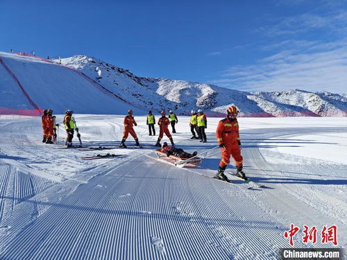 新疆阿勒泰消防人员联合滑雪场开展雪道救援实战演练